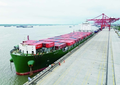 南京港乐成靠泊最大内贸集装箱船 "江远集2"轮，，，为客户带来全新物流体验