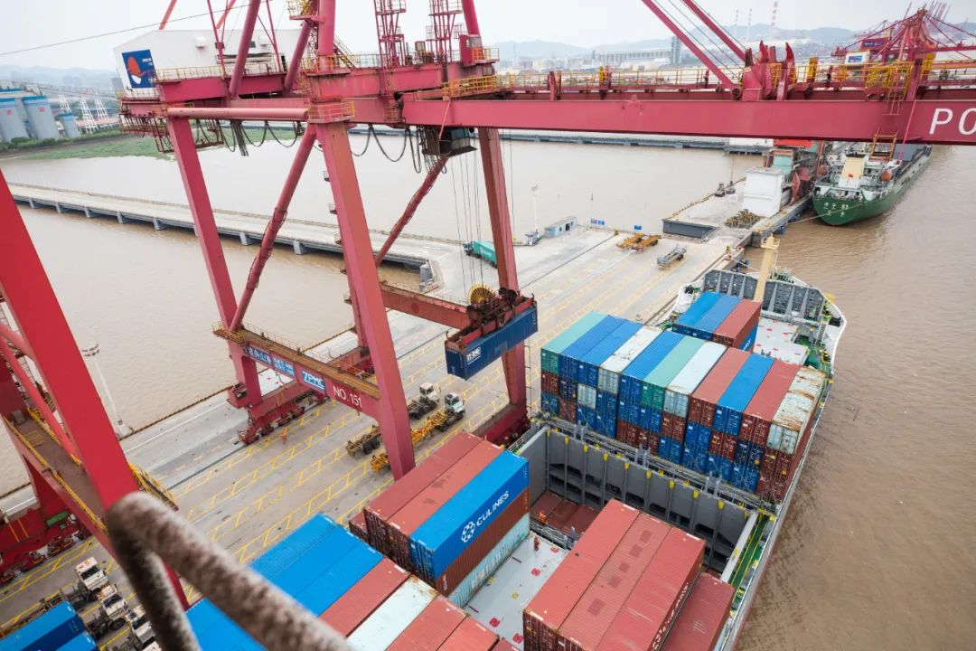 走集装箱海运直航和中转谁人更快？？