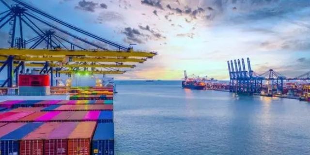 地中海西部口岸拥堵，，，船舶被迫在海上期待