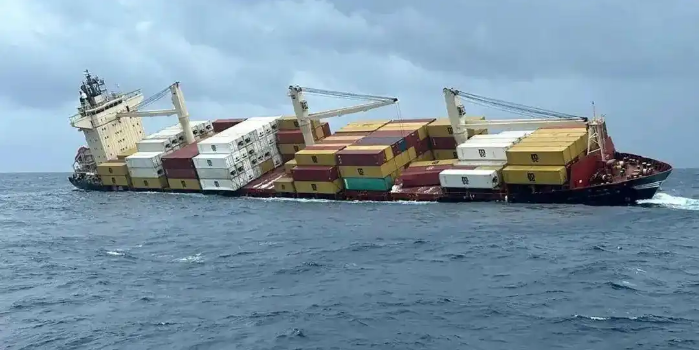 集装箱船遇险淹没，，，数百个集装箱坠海