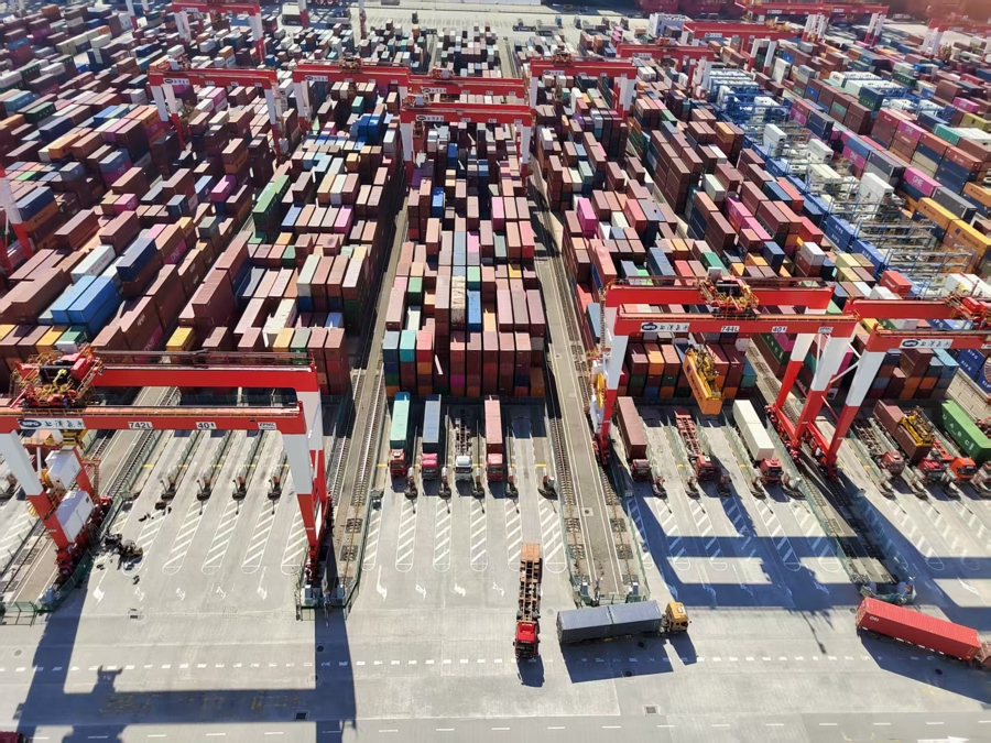 洋山港吞吐量立异高，，，上海港稳居全球第一彰显外贸“硬实力”