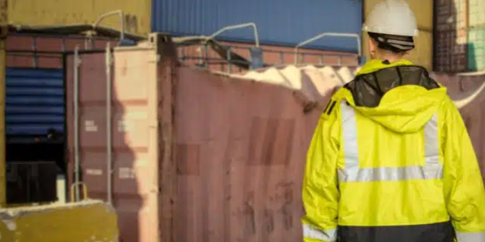 有什么原因导致海运集装箱运输途中损坏？？